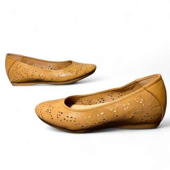 •Memory foam flats by BareTraps “Mariah” Brown women’s cut out round toe wedge - Picture 1 of 8